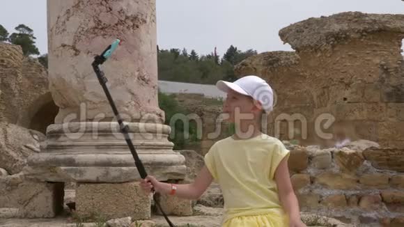 突尼斯迦太基背景纪念碑拍照用自拍棒的女孩视频的预览图