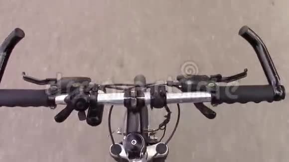 不用手骑自行车视频的预览图