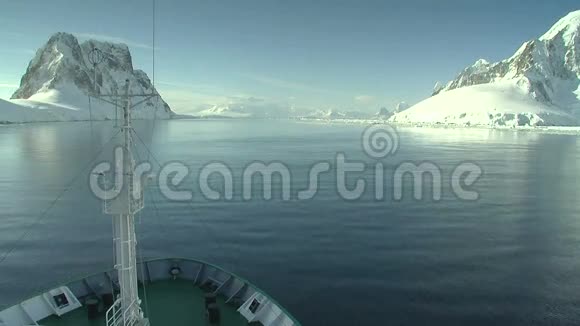 船舶巡航通过南极视频的预览图