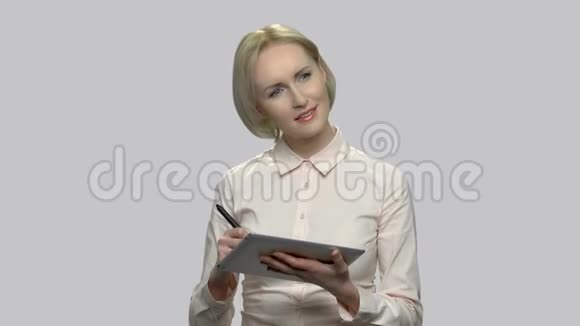 商业女性在PC平板电脑上画画视频的预览图