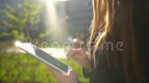 女商人使用数码平板电脑关闭步行在阳光明媚的早晨城市下面的动作专业人士视频的预览图