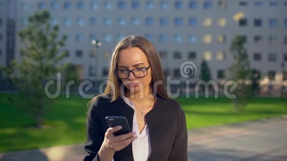 年轻成功女商人或在户外使用手机智能手机的女学生视频的预览图