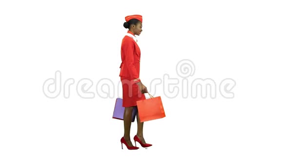 非裔美国女孩带着购物袋来她一名空姐阿尔法频道侧视图视频的预览图