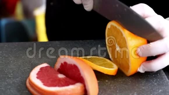 厨房厨师在砧板上切鲜橙视频的预览图