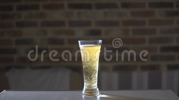 盛满啤酒的玻璃杯视频的预览图