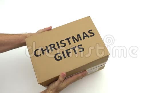 CHRISTMASGIFTS文本在手中的盒子上视频的预览图