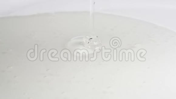 大米糖浆在白色桌子上流下来视频的预览图