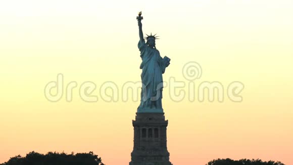 金色夕阳和剪影自由女神像纽约视频的预览图