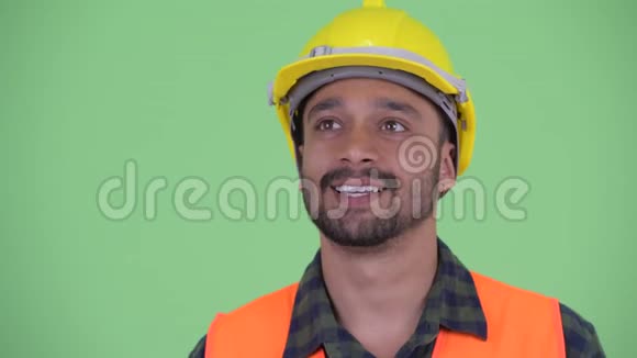 幸福的年轻胡子波斯建筑工人的脸视频的预览图