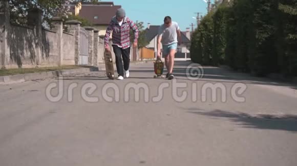 街上的滑板手视频的预览图