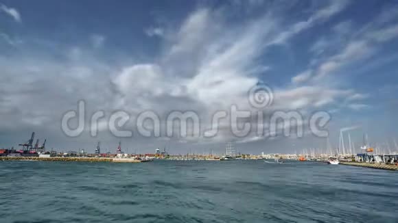 Velesi通风口大楼码头入口和起重机延时视频的预览图
