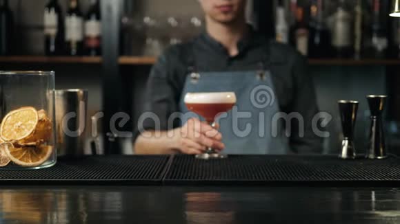 酒保装饰饮料在餐厅的高级玻璃中倒入新鲜的石灰玛格丽塔喷上苦涩的喷雾视频的预览图