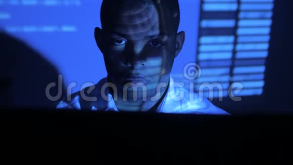 美国黑人程序员编码网络安全软件的肖像黑客在电脑屏幕上输入代码视频的预览图