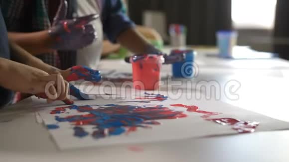 创意多样的儿童手指绘画课视频的预览图