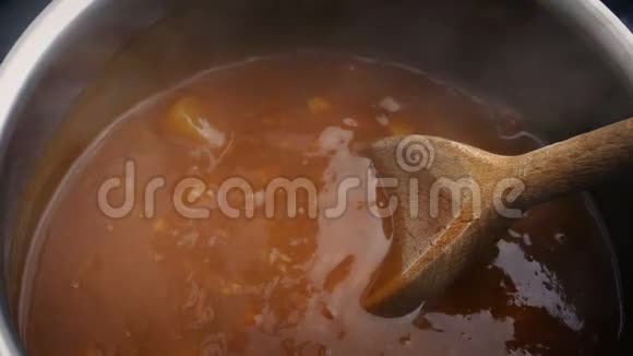 用木勺搅拌汤视频的预览图