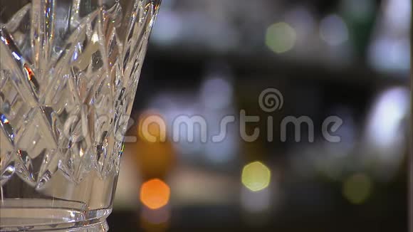 时髦的酒精玻璃器皿视频的预览图
