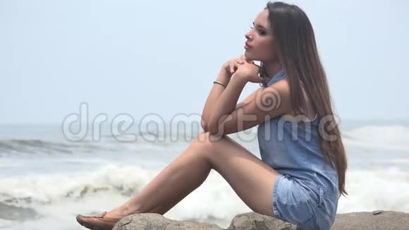 坐在海边的少女视频的预览图