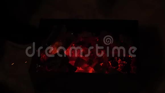 红火在黑暗中燃烧木材灰烬在火中特写布拉齐尔热煤视频的预览图