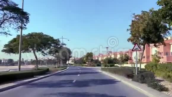 在前往高尔夫球场的途中驱车经过迪拜的阿尔巴迪亚房地产开发公司视频的预览图
