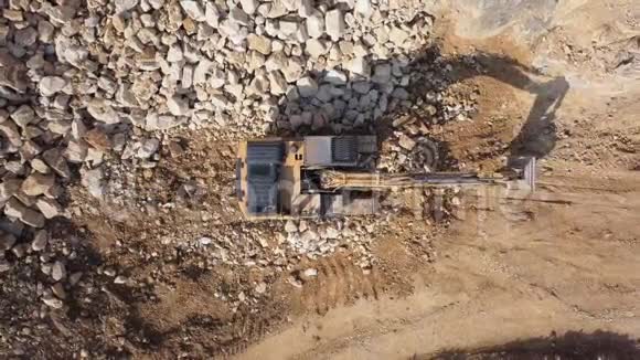 露天采石场挖掘机的俯视图视频的预览图