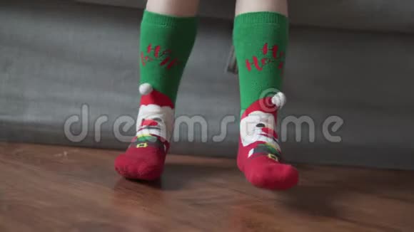 两条穿圣诞袜子的腿挂在沙发上视频的预览图