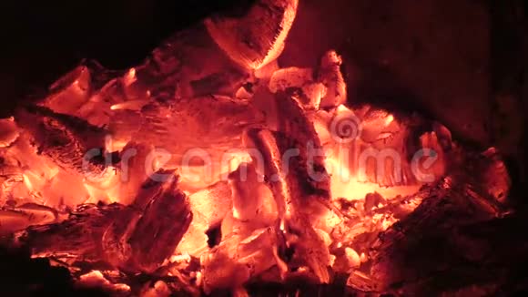 纸与模糊的文字和标题顶部秘密燃烧在火中视频的预览图