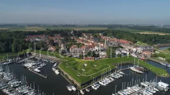 荷兰诺德布拉班特省Moerdijk设防城市Willemstad的鸟瞰图星舰防御工事视频的预览图