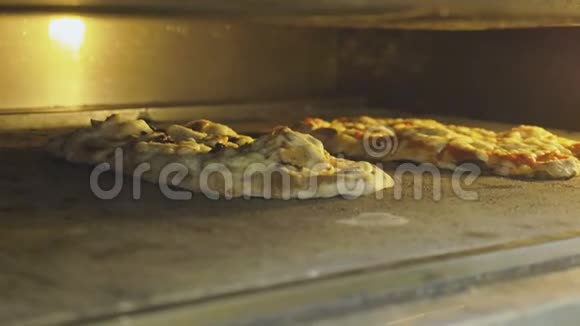 正宗意大利披萨烤在烤箱里视频的预览图