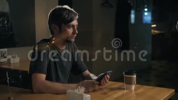 通过NFC技术在咖啡厅手机支付的人学生支付咖啡餐厅视频的预览图