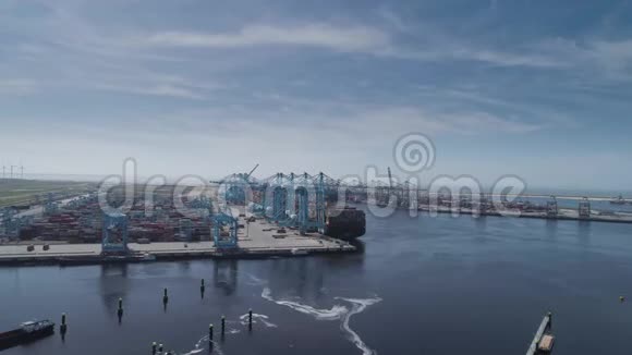 荷兰鹿特丹港扬子卡纳尔马斯夫拉克特欧洲最大码头集装箱船视频的预览图