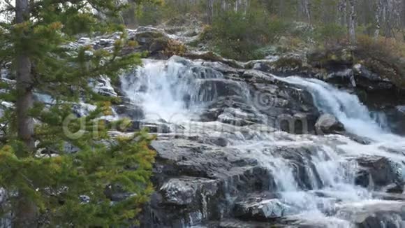 美丽的山瀑布休息旅行者的地方全景视频的预览图