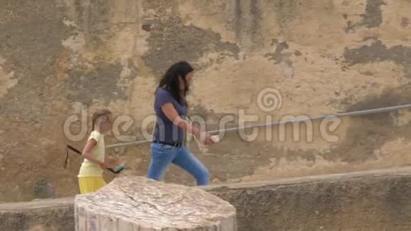 在突尼斯破败的迦太基母亲和女儿走上古老的楼梯视频的预览图
