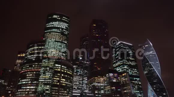 夜晚城市全景从右到左后的框架运动视频的预览图