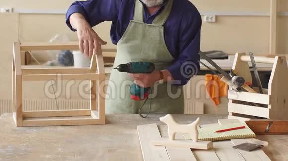 DIY的概念老人正在用木头做鸟舍的素描视频的预览图
