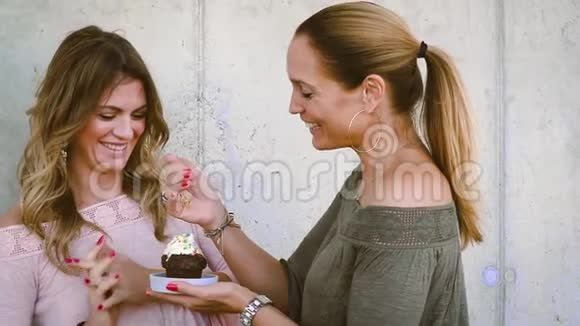 两个女朋友用松饼庆祝生日视频的预览图