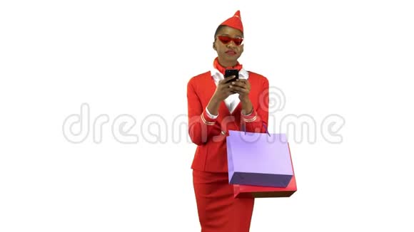 非裔美国人带着购物袋在电话上写短信她一名空姐阿尔法通道视频的预览图