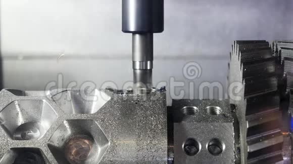 关闭自动切割机雕刻孔的金属细节在工厂媒体金属细节生产视频的预览图