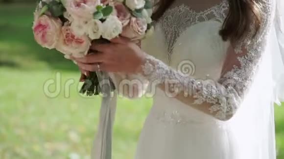 新娘手中婚礼花束视频的预览图