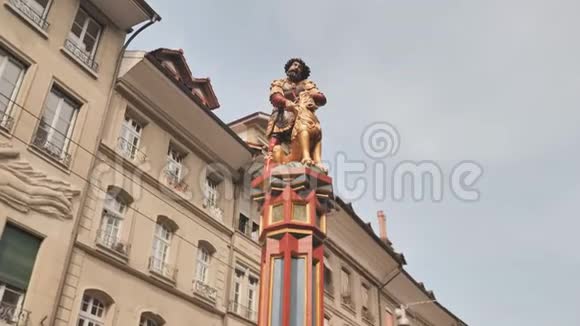 伯尔尼市旅游街上的雕像瑞士视频的预览图