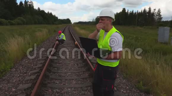 铁路工程师累了带着笔记本电脑视频的预览图