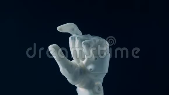 一个白色假体弯曲手指特写视频的预览图