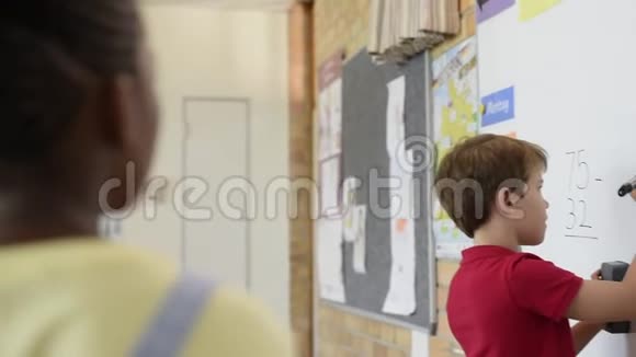 孩子在白板上解决数学问题视频的预览图
