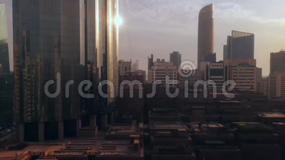 在多云的日落时分城市摩天大楼神奇的时间流逝阿布扎比天际线阿拉伯联合酋长国视频的预览图