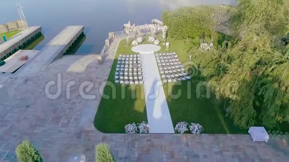 婚礼装饰从空中美丽的婚礼装饰白色从空中视频的预览图