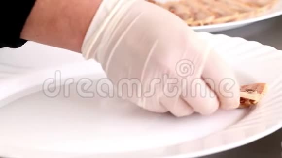厨师把鸡肉片放在盘子里视频的预览图