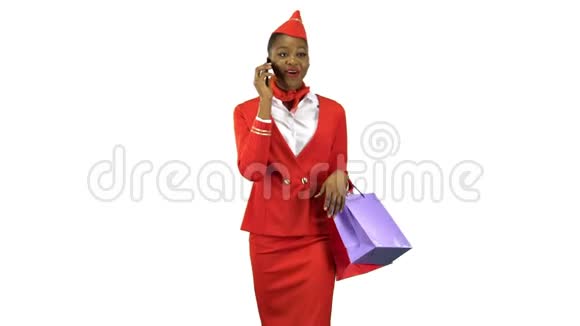 非裔美国人带着购物袋在电话里说话她一名空姐阿尔法通道视频的预览图