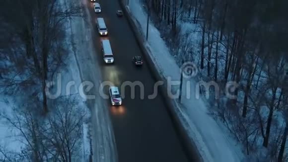 空中摄影冬季晚婚礼车队视频的预览图