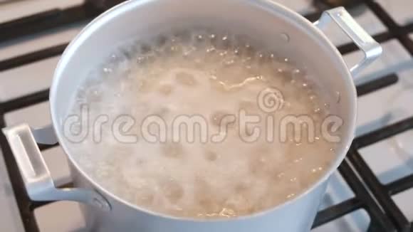 米饭是在煤气炉上的铝酱锅里煮的特写俯视图视频的预览图