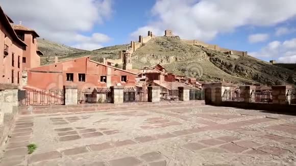 阿尔巴拉钦镇和中世纪城墙的景色视频的预览图