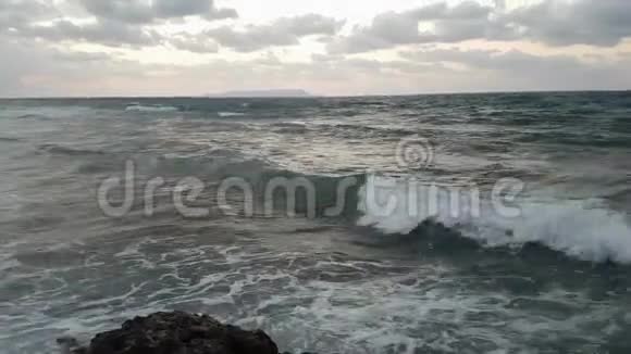 夕阳西下的沙洛斯海滩上风驰电掣的海视频的预览图